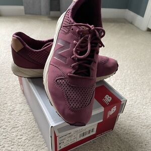 Women’s New Balance lifestyle shoes size 8.5